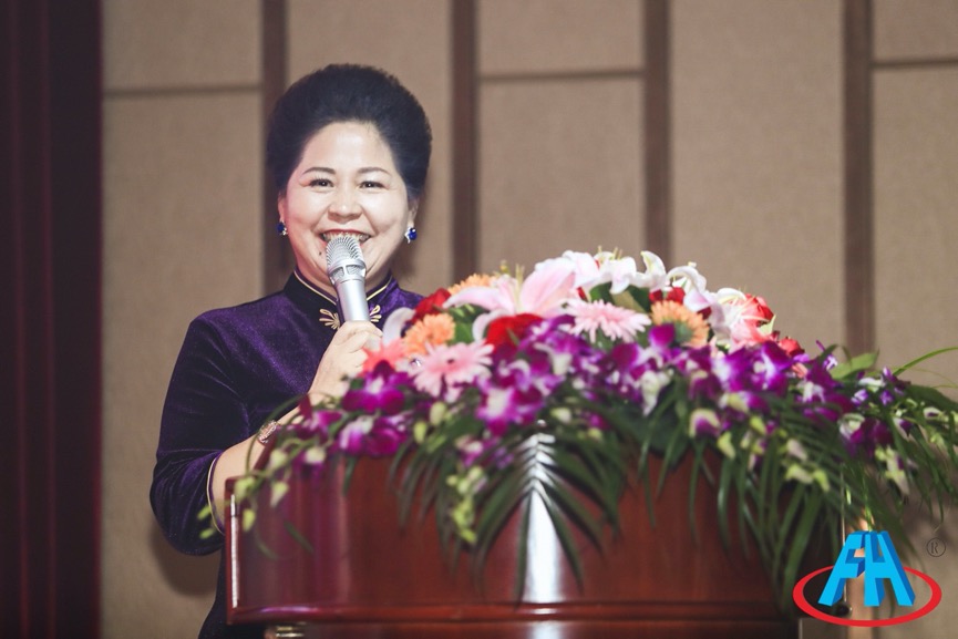 图片包含 室内, 桌子, 人, 女人

描述已自动生成