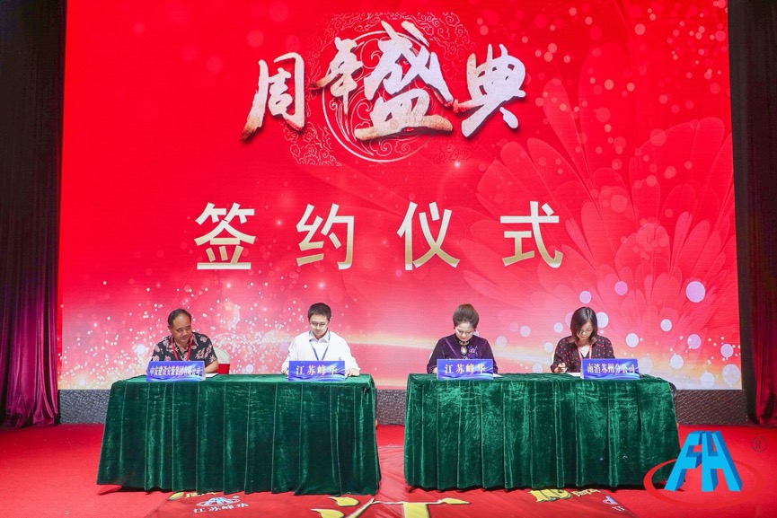 图片包含 室内, 桌子, 绿色, 明亮

描述已自动生成