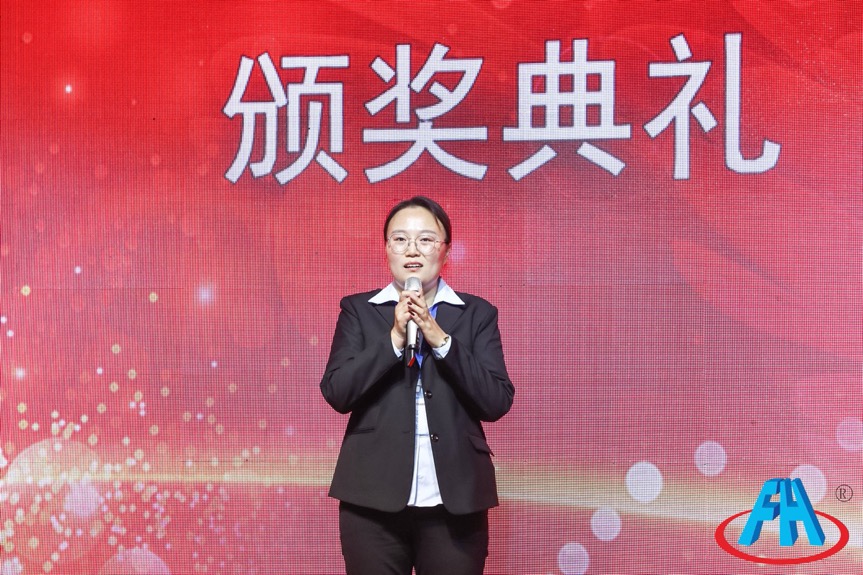 穿着西装笔挺的男子与配字

描述已自动生成