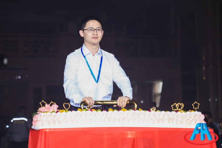 图片包含 人, 蛋糕, 桌子, 男人

描述已自动生成