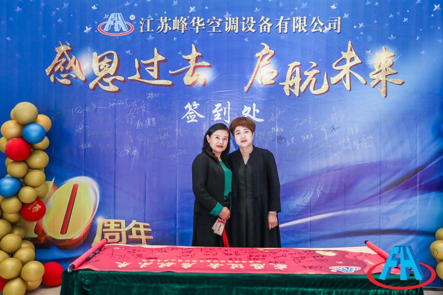 图片包含 人, 男人, 女人, 桌子

描述已自动生成