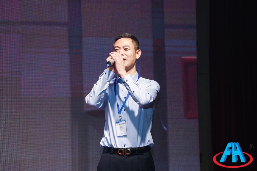 图片包含 人, 建筑, 户外, 站

描述已自动生成