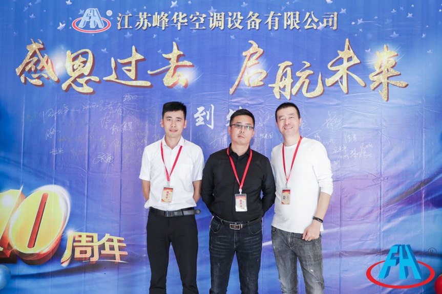 图片包含 人, 站, 男人, 对着

描述已自动生成